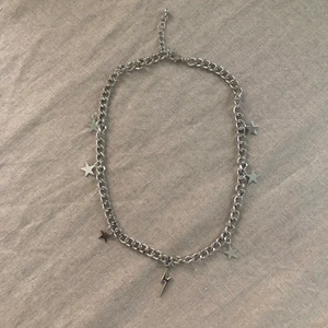 Halsband - Populärt kort halsband, silverfärgat. Justerbart så man kan få det kortare/lite längre. Aldeig använt, nyskick. Frakt +13kr