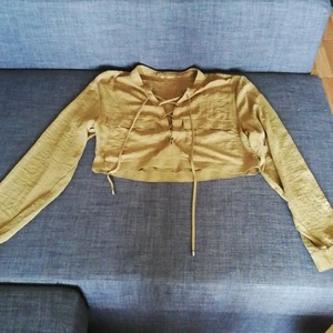 Olivgrön top - Jättefin olivgrön färg ä. Lågt v skuren med snörning. Tunt tyg som är perfekt till sommaren så man inte bli varm. Tyget är inte genomskinlig. Köparen står för frakten. Obs! Fick den av en vän som gjort om den. Hon gjorde lite kortare. Se bild 3 