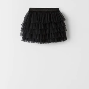 Zara kjol  - Zara kjol från barnavdelningen storlek 13-14 men skulle säga att den passar XS-S. Sjukt snygg men kommer ej till användning längre. Helt slutsåld. Buda privat 💓l💕skriv till mig om du vill ha fler bilder 