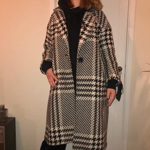 Kappa från Zara - Säljer supersnygg mönstrad kappa från Zara. Välanvänd men i bra skick! 