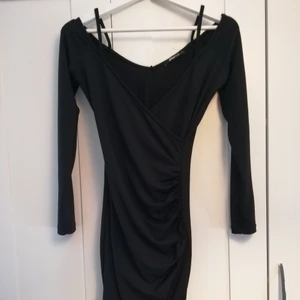 Svart klänning gina tricot stl XS - Svart tight klänning från gina tricot, stl XS. Endast använd 1 gång 