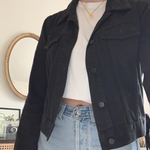 Svart jeansjacka från Other Stories! - Jättenajs svart jeansjacka med knytning i sidorna från Other Stories! Väldigt bra skick!Perfekt längd och lite längre i armarna 🤍🤍 storlek 38! Pris exkl. frakt