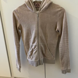Juicy couture tröja  - Tröja från Juicy Couture i väldigt bra skick. Tröjan har inga skavanker och sammeten är fortfarande mjuk. J på dragkedjan har inga missfärgningar.   I storlek s, priset är förhandlingsbart och kan sänkas vid snabb affär! 