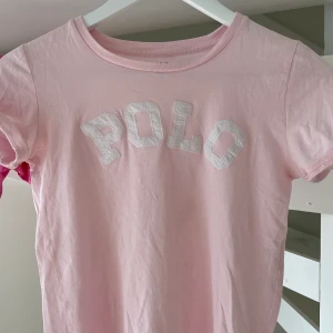 Ljusrosa fin tshirt i skln kvalite från Polo Ralph Lauren - Ljusrosa fin tshirt i skön kvalite från Polo Ralph Lauren. Storlek 140. Endast 80 kr. 