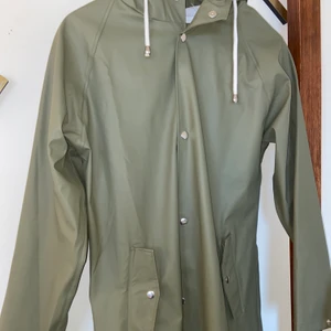Grön regnkappa! - Snygg grön regnkappa/regnkappa med knappar och luva. I princip oanvänd. Köparen står för frakt 🥰