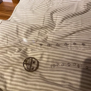 Transparent skärp - Transparent skärp från Madlady, borde passa alla då det är hål runt hela skärpet. Köparen står för frakt (ca 24 kr icke-spårbar, 49 spårbar)