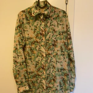 Skjortor - Jättefina lång skjortan som är helt ny. Storlek 42, mycket bra skick materialt:100% Slike.