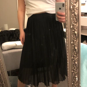 Pleated Skirt från Nakd - Säljs pga att jag inte använder den då den är för lång och går ner till smalbenet på mig(jag är 160cm).💕Modellen på andra bilden är 174cm!Endast använd 2 ggr. Köpt för 399kr säljs för 100+frakt💕💕 Betalning sker på swish.
