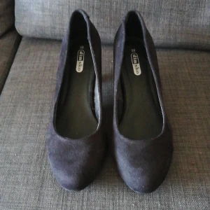 Svarta klackar  - Dessa skor har aldrig blivit använda. De är i storleken 38. Klacken är 6 cm. Köparen står för frakten. 