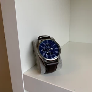 Herr Klocka - En klassisk klocka med brunt läderband. Använt skick, batteri kan behövas byta 