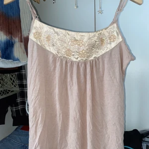 vintage linne - Ett jättefint sand beiget linne med fina detaljer ovanför bröstet! Jag tycker själv jättemycket om det här linnet för att den har så fina detaljer där framme samt för att det är den finaste nyansen av beige, men tyvärr är linnet för stort för mig. Linnet är i storlek M men passar en S eftersom man kan Justera banden. Jag när själv xxs-s. Buda😁