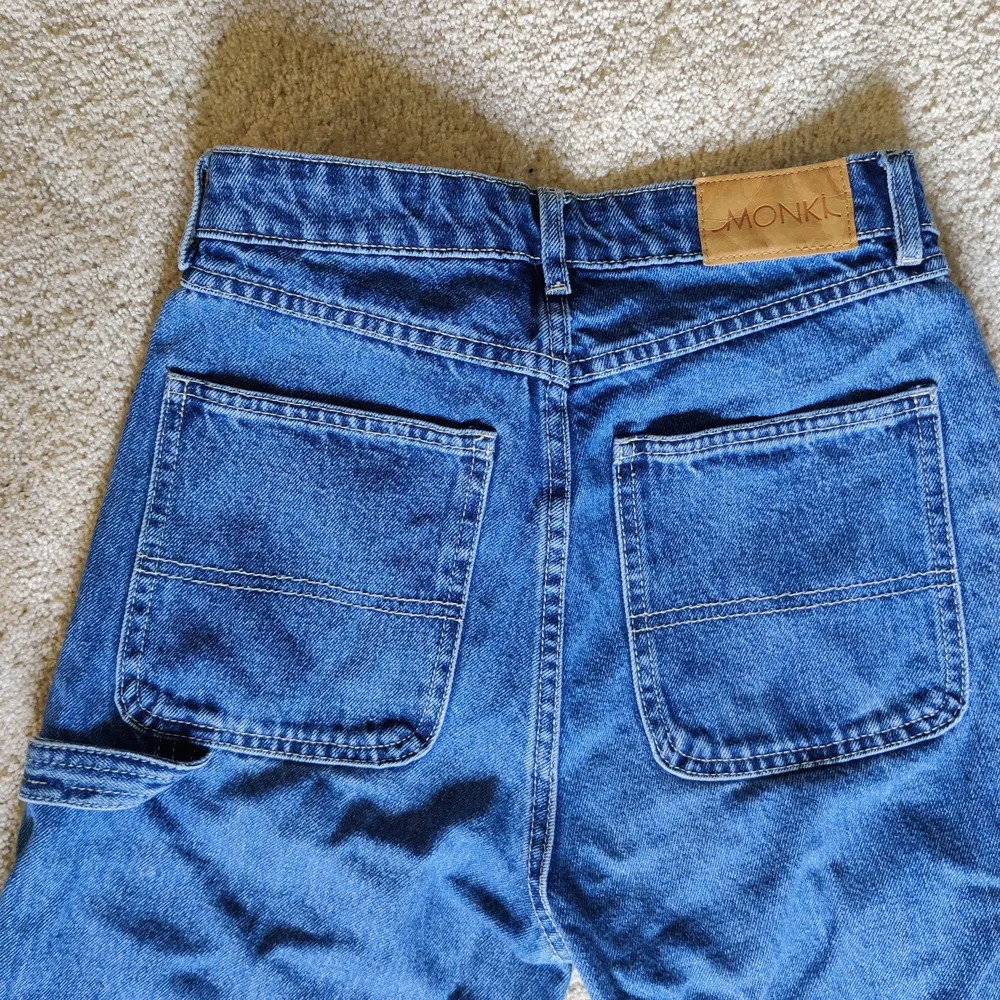 supersnygga trendiga vida jeans från Monki! älskar dom men har så många jeans nu så måste sälja några. de är i storlek 24 jeansstorlek, skulle säga 34/36 eller S. de sitter som en smäck på mig som vanligtvis har 34/36 i jeans. de har en cool 