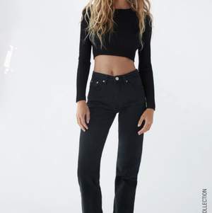 Säljer dessa jeans från Zara i modellen mid rise straight full length. Helt slutsålda och inte använda många gånger❤️säljer även ett par jeans i samma modell men annan färg