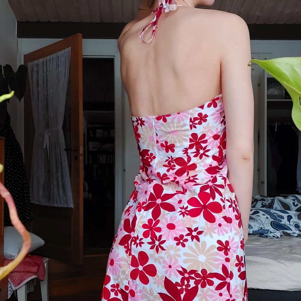 En blommig klänning med halterneck. Väldigt somrig och trendig;). Klänningar.
