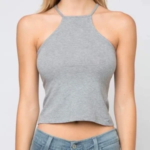 Linne BrandyMelville - Helt ny top från Brandy Melville. Endast testad. Sitter som strl strl S i tröjor.  Tycker den är skitsnygg men säljer för att jag ändå inte fått någon användning av den:(  Kan mötas upp i Stockholm eller skicka med posten 