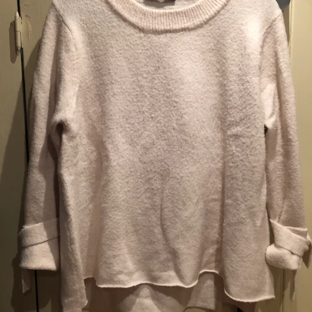 Crème knitted pullover from Zara with playful sleeves details. . Stickat.