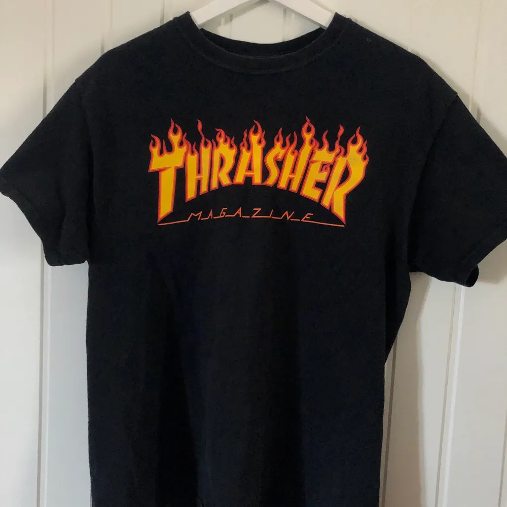 Trasher t-shirt i bra skick, jag är 192 cm och t-shirten i storlek M.😃. T-shirts.