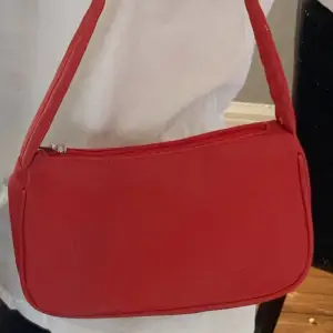 super fin o helt oanvänd väska! super bra skick! den är röd!💞 inga fel på den alls den kommer bara inte till användning!💞
