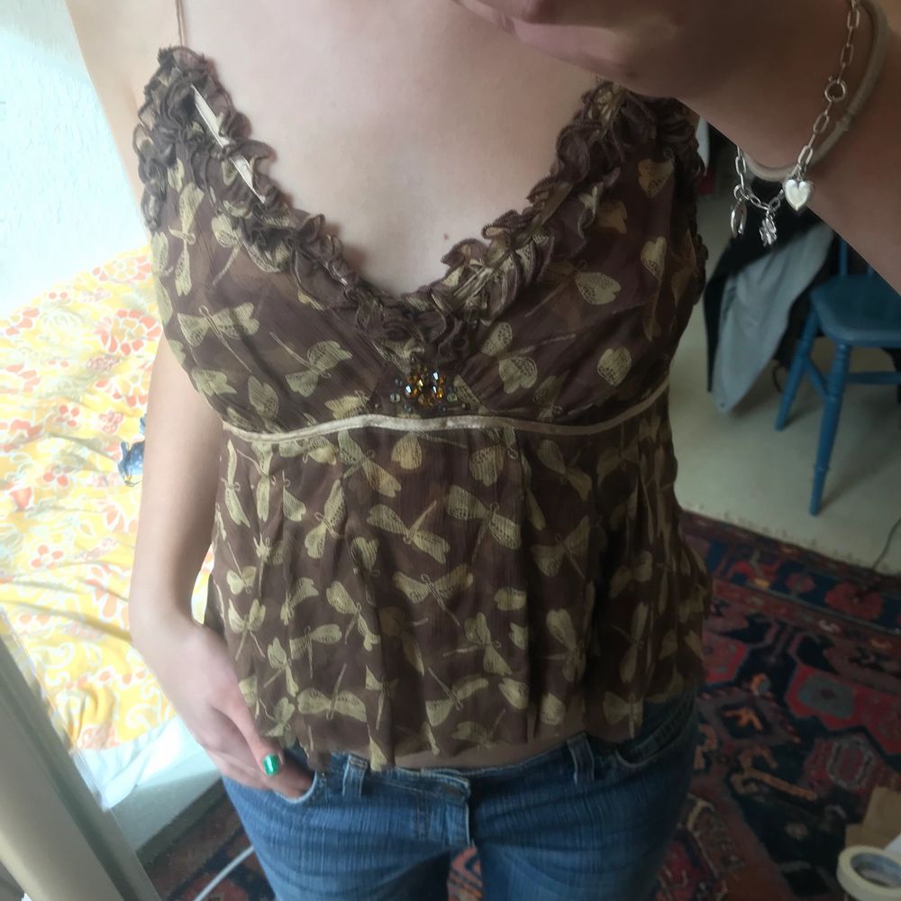 Så himla fint linne i mesh-material men ej genomskinlig på! Köpt secondhand å står inga storlekar men passar mig som är S💕 (skulle gissa på att linnet blivit avklippt nertill pga lite ojämn kant, men inget jag stört mig på!!) 70 + frakt! Högsta bud: 170kr + frakt. ‼️Avslutas söndag 22:00‼️. Toppar.