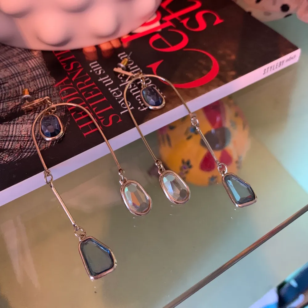 Ett par längre örhängen med små fina diamant droppar. De väger inte alls mycket utan sitter väldigt lätt 💕 köpte för 170kr . Övrigt.
