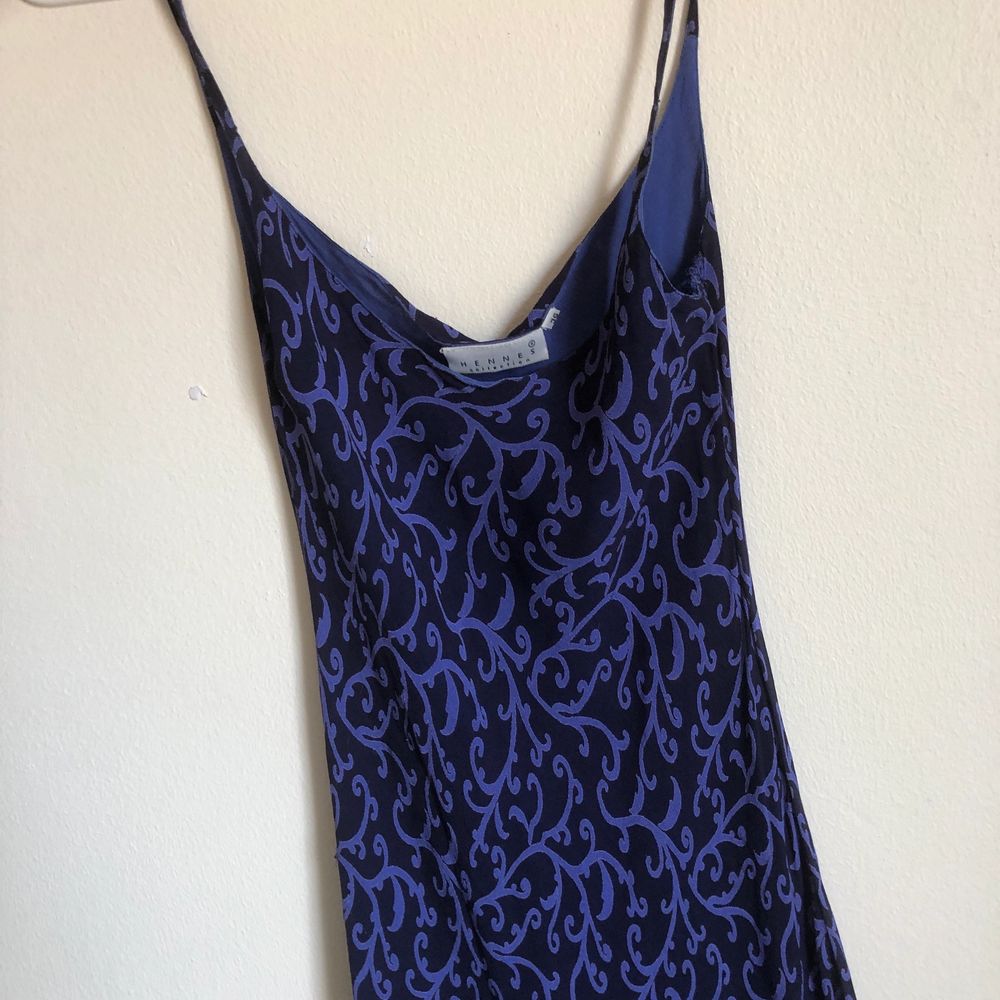 Så snygg och unik 90/00-tals klänning från märket hennes collection. Den är mörkblå med ljusblå mönster och underklänning. Skirt viskostyg som faller superfint perfekt till sommaren. Bra skick. Lägg ett bud eller köp direkt för 230❣️❣️🌷🌷. Klänningar.