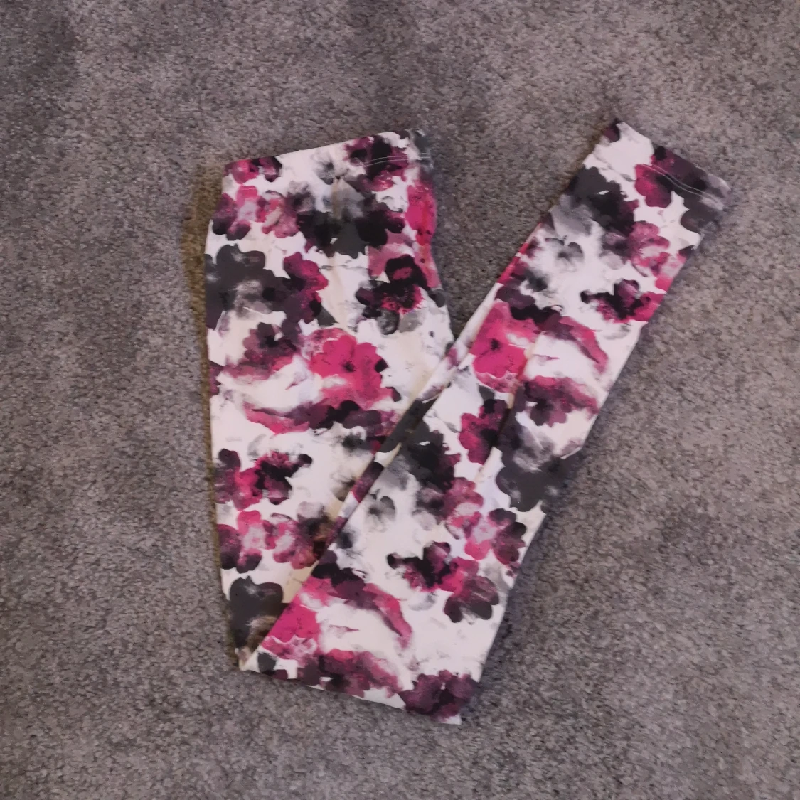 Vita thights med vita och svarta blommor - 90