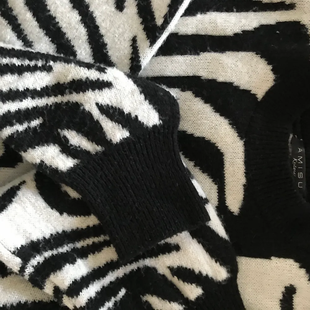 En tjock och mjuk stickad tröja i zebra imitation. Den är köpt på new yorker, använd men inga skador.    Köparen står för frakten✨✨ 80+frakt . Tröjor & Koftor.