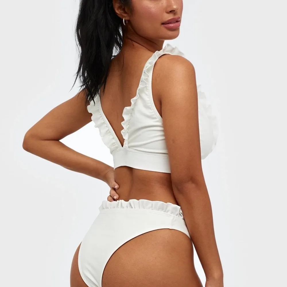Säljer även mina vita bikinitrosor i stl S. Också dessa slutsålda, nypriset är 149 kronor. De är helt oanvända. Bilderna är tagna från Nellys hemsida och trosorna heter ”Heart Holder Bikini Panty”. Skriv för frågor! . Övrigt.