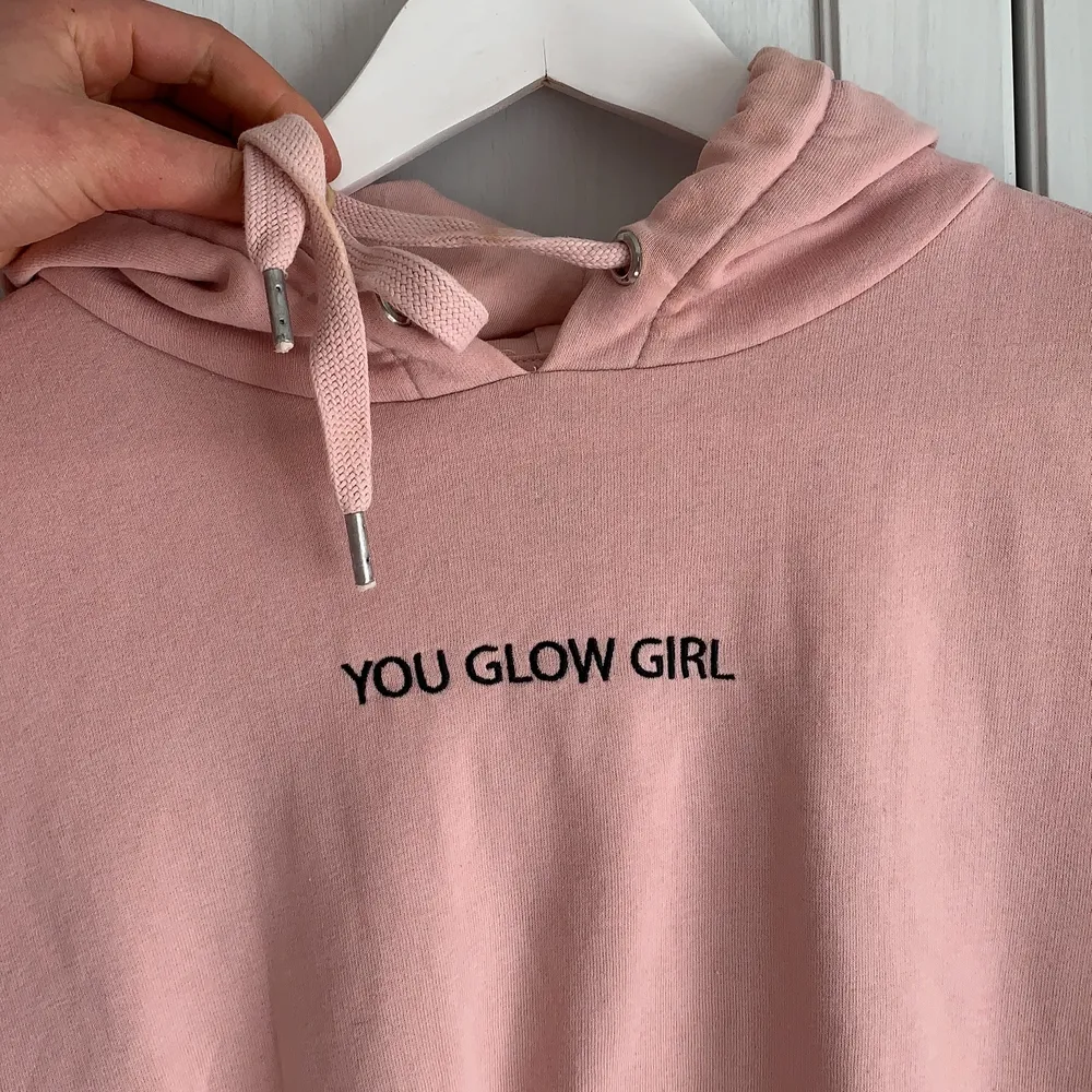 Rosa hoodie med texten ”You glow girl”.. Hoodies.