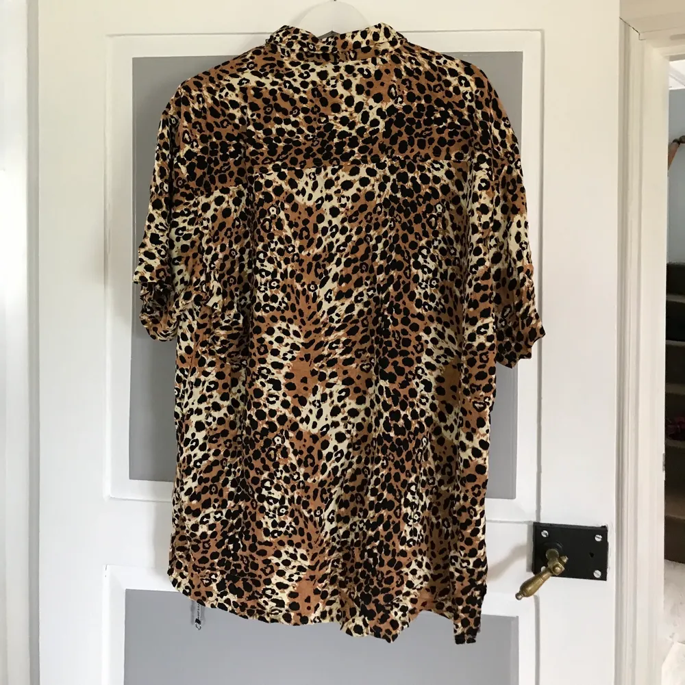 En jätteskön sladdrig och tunn skjorta med leopardmönster. Köpt på Lager 157 i storlek XL. Använd ca 1 gång:/ säljer pga att den inte används. 90kr + frakt❤️. T-shirts.