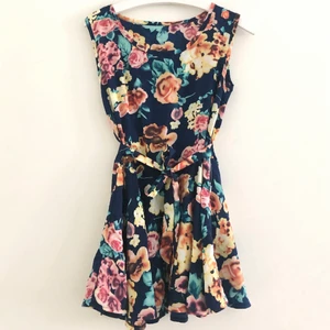 Sommarklänning  - Blommig klänning perfekt till sommaren. Skönt och lätt tyg med knytband runt midjan. 3 för 100kr på min sida, köparen står för frakt 📩