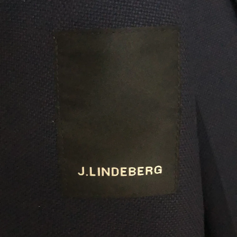 ”Hopper soft comfort wool suit” från J.Lindeberg (nypris 4800kr). Marinblå slimfitkostym (storlek 48) i mycket gott skick. Jag köpte den hösten 2018 och använde den endast en gång på min studentmottagning. . Kostymer.