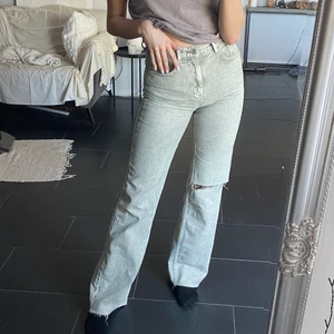 Ljusgröna/ljusgråa jeans med slitning  - Ett par raka jeans i en ljusgrön/ljusgrå färg med slitning på knät från Pull&bear. Endast använda 2 gånger! Köparen står för frakt! 