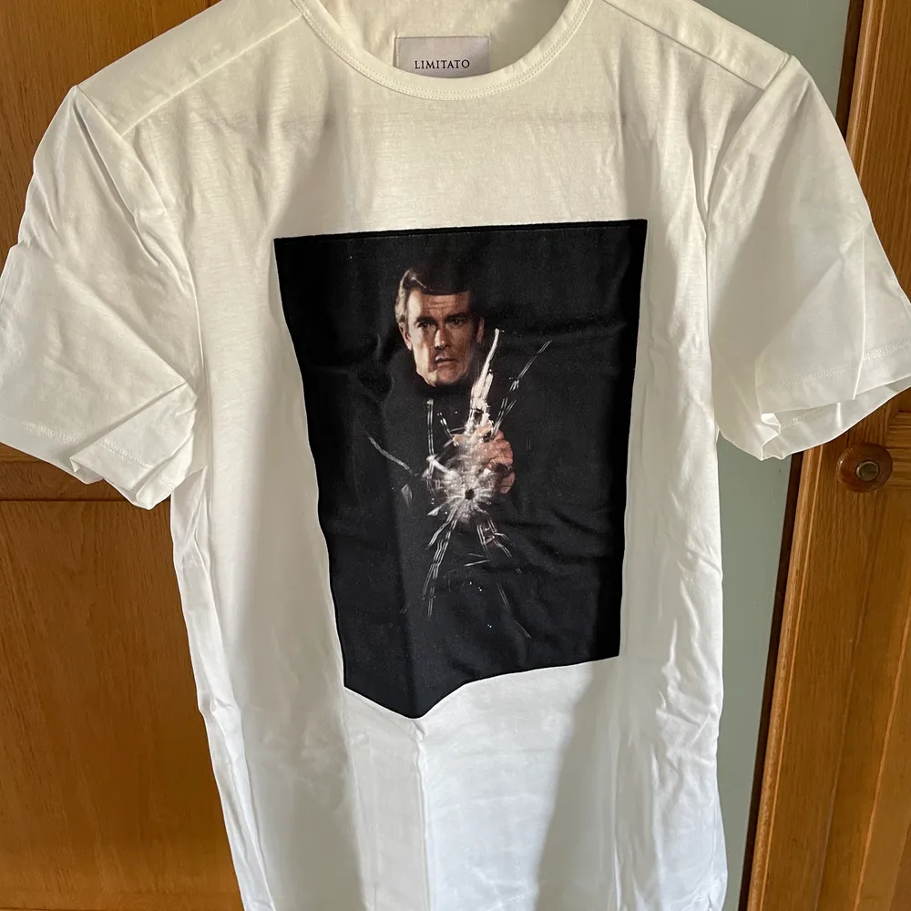 FRAKT INGÅR. Oanvänd LIMITATO t-shirt säljes med James Bond motiv. Super fin med prislappen på, aldrig använd. Skickar med äkthets certifikat. OBS Nypris 1950kr! . T-shirts.