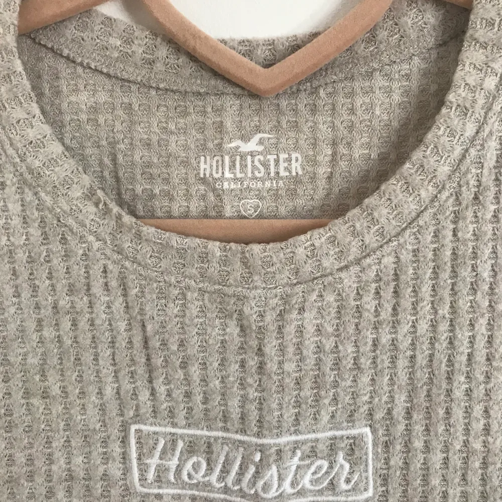 En beige t-shirt från Hollister i ett tjockare material. Den är i storlek s, men skulle säga också passar xs😊Jättefint skick och bara använd fåtal gånger. Om flera är intresserade blir det budgivning, kontakta gärna mig vi frågor eller fler bilder💗 det tillkommer en frakt på 24kr, men kan annars mötas up i Stockholm. . T-shirts.