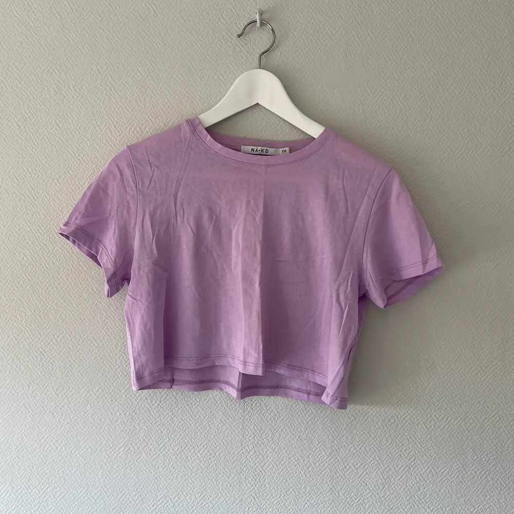 Lila cropped t-shirt from Nakd. Lätt material skön att ha på sig.. Skjortor.