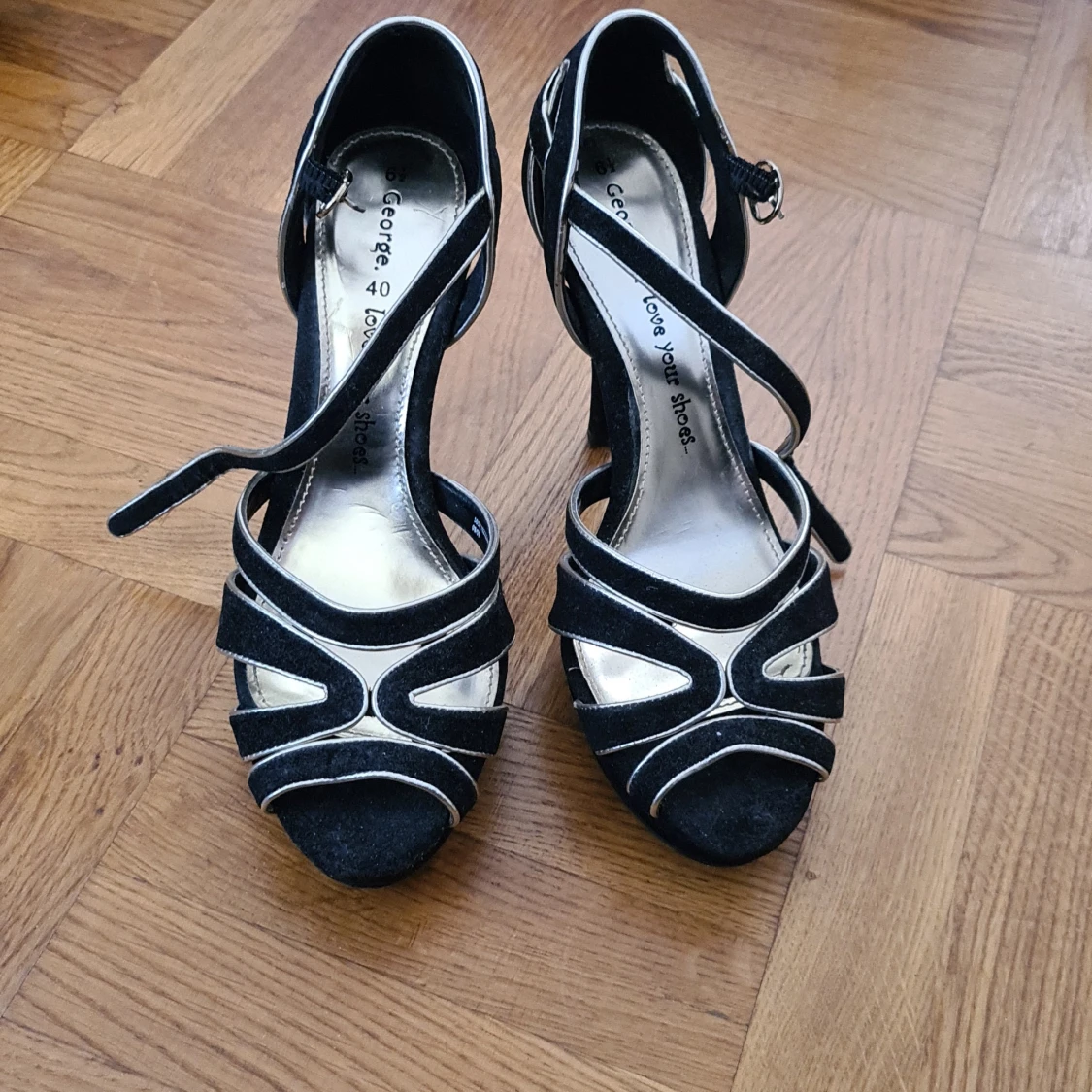 Klackskor storlek 40 (mer som 38)