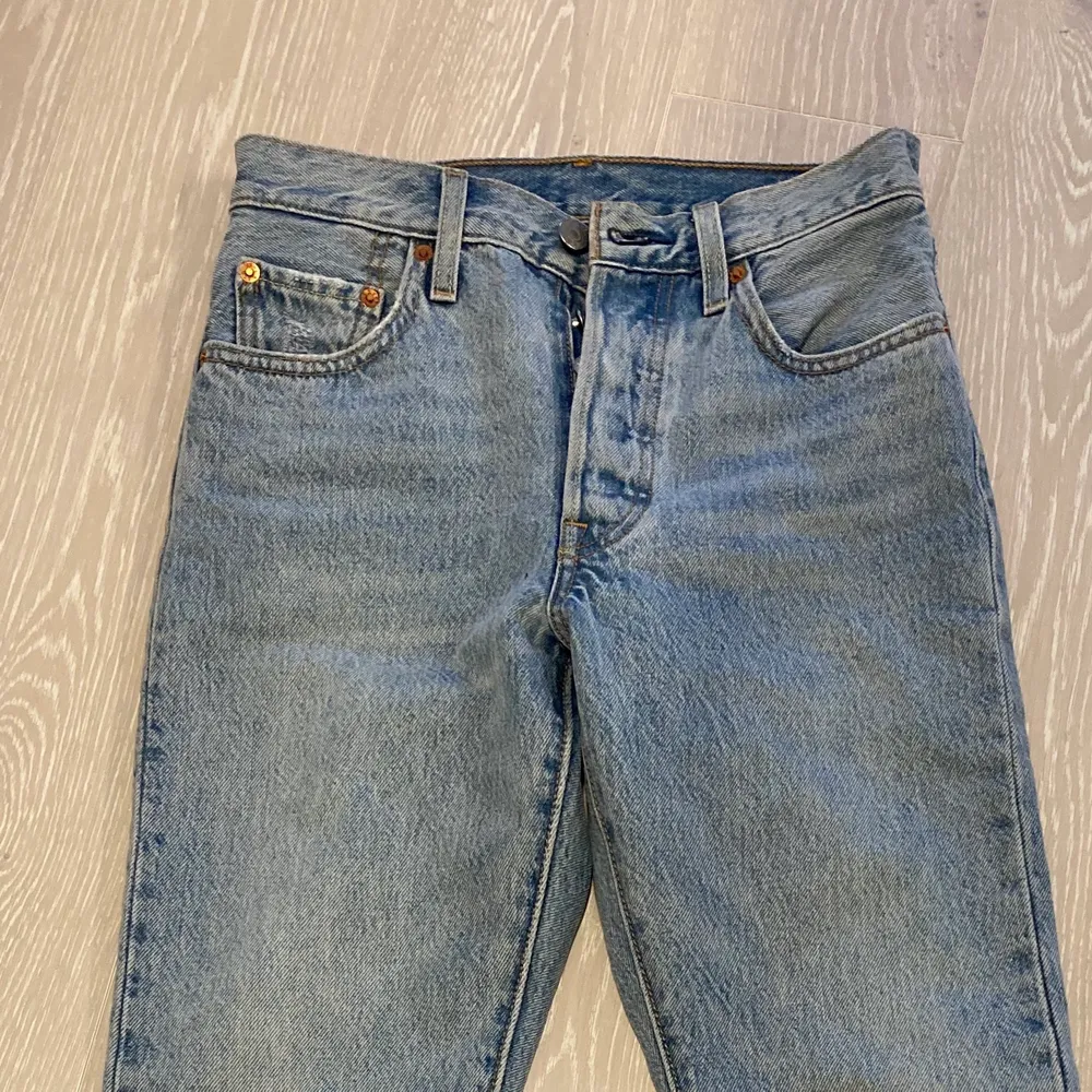 I princip oanvända Levi’s 501:or. Avklippt modell. Storlek W24 L30. Hög midja. . Jeans & Byxor.