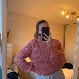Stickad tröja - Supermysig stickad tröja från Nelly. Använd 2-3 ggr så den är som ny🥰