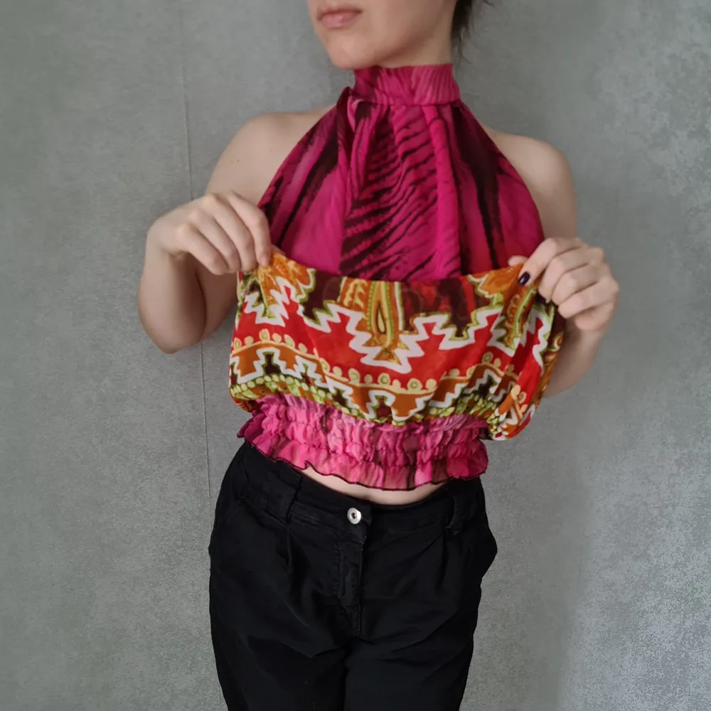 Size S/M, quite loose and not tight at all. Tie-on by the neck. Polyester/mesh fabric. Super breezy. Ruffles by the waist/hip, very stretchy and you decide if you want it on the waist or hip.💕. Only used once!. Toppar.