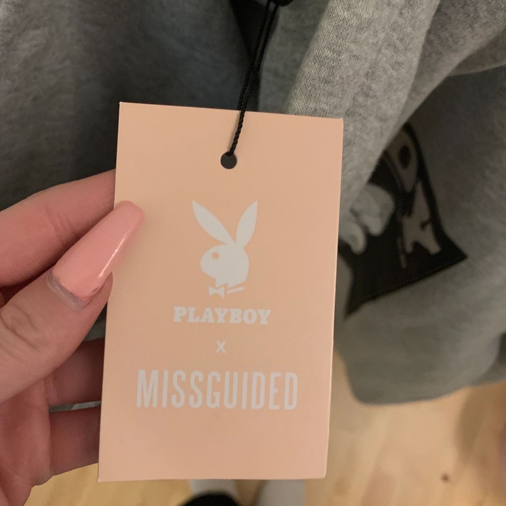 helt ny oanvänd oversized playboyXmissguided hoodie i storlek 36. Köpte den för ca 600kr. Huvtröjor & Träningströjor.