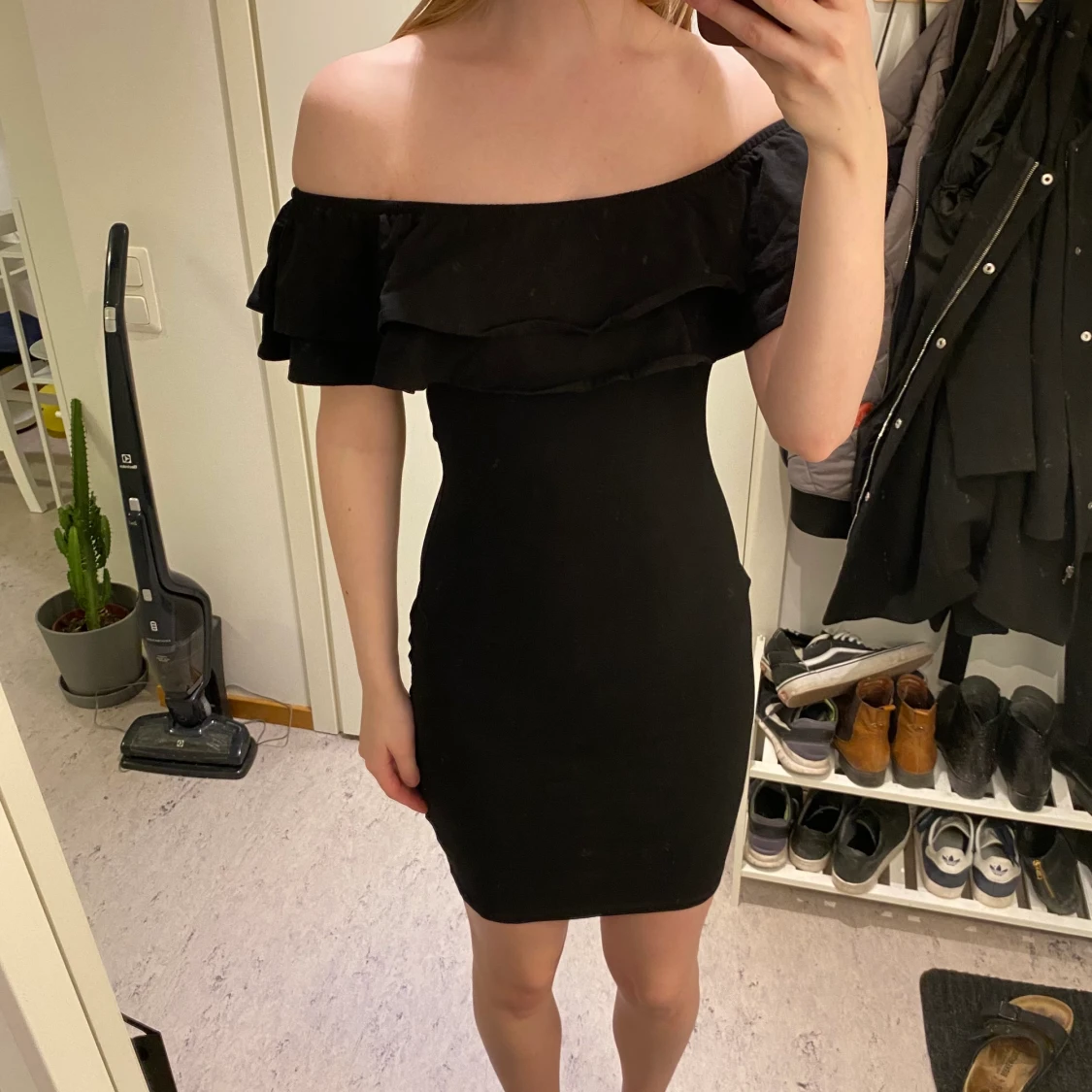 Off-shoulder klänning