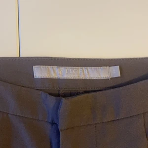 Kostymbyxor Tiger of Sweden - Gråa kostymbyxor. Svårt att ta bilder då jag inte får på mig dem! Men fråga om fler så kan jag försöka fota dem 