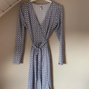 Sommarklänning  - Säljer denna fina och stretchiga klänningen storlek XS. 