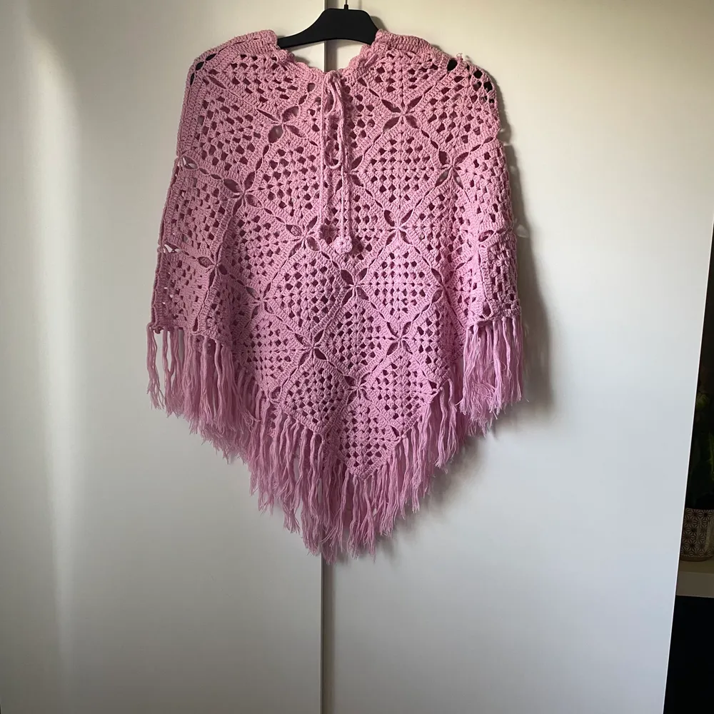 Vintage rosa poncho som knappt är använd, fri frakt✨. Tröjor & Koftor.