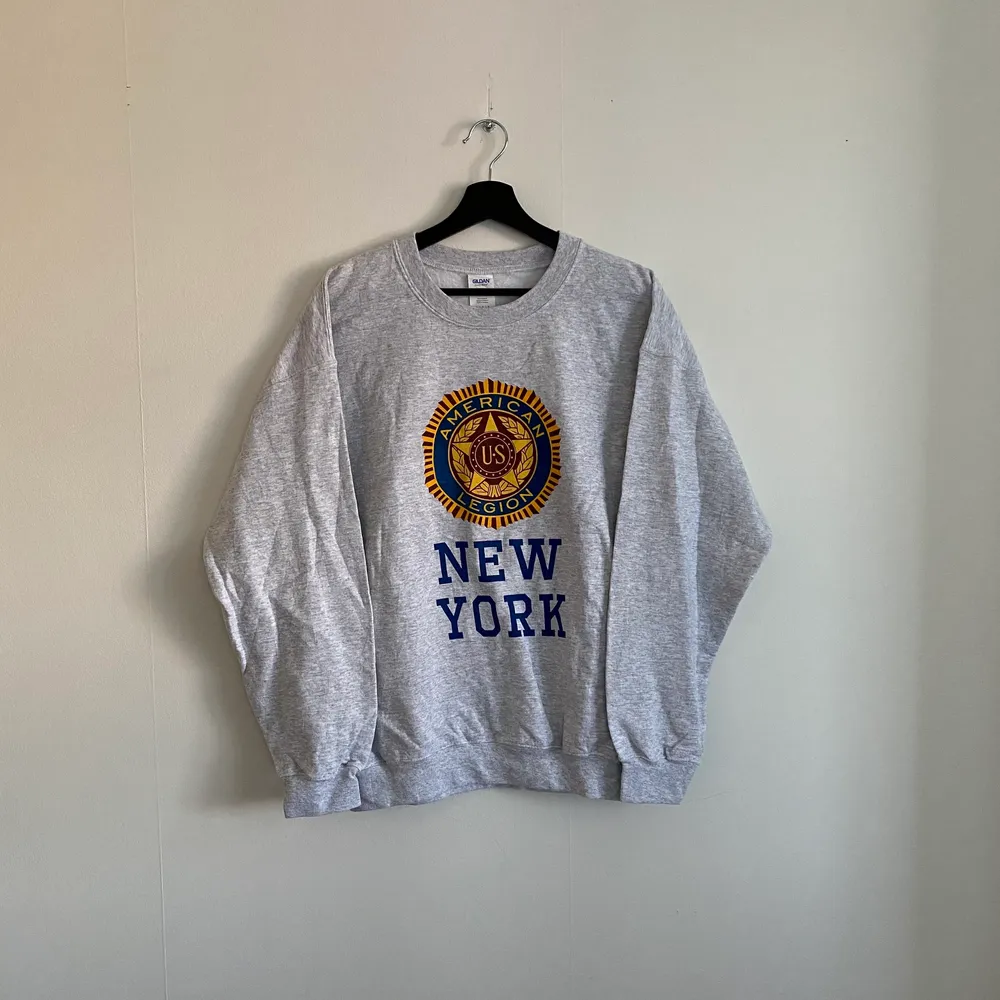 Vintage ”NEW YORK” sweatshirt. Den är i mycket bra skick och i storlek L, hänvisa till modellen som är 180cm. Tröjor & Koftor.
