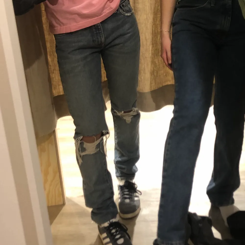 Säljer dessa SUPERSNYGGA levisjeansen!!☺️ Jeansen är lågmidjade och passar mig bra som är 170cm ( det är byxorna till vänster som jag säljer ). Jeans & Byxor.
