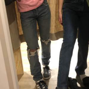 Säljer dessa SUPERSNYGGA levisjeansen!!☺️ Jeansen är lågmidjade och passar mig bra som är 170cm ( det är byxorna till vänster som jag säljer )