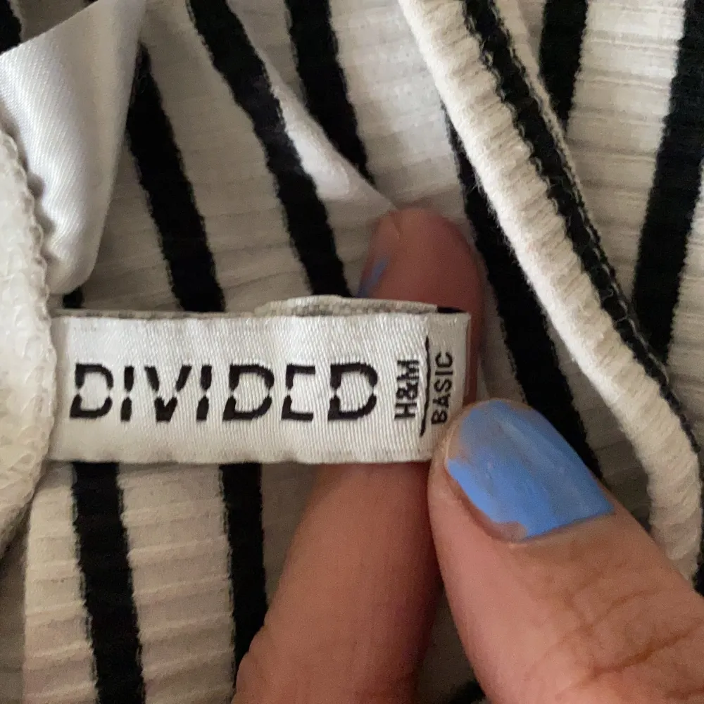 En randig tröja från HM märket Divided. Säljer pga för stor för mig🥲🥲🥲. Toppar.