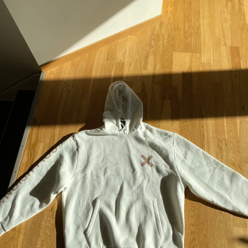 Säljer denna coola hoodie från collusion som är helt slutsåld. Den är otroligt mjuk och går att ha till allt! Är helt oanvänd då jag råkade beställa i fel storlek. Är ganska liten i storlek. Skriv privat vid intresse💞🦋. Hoodies.